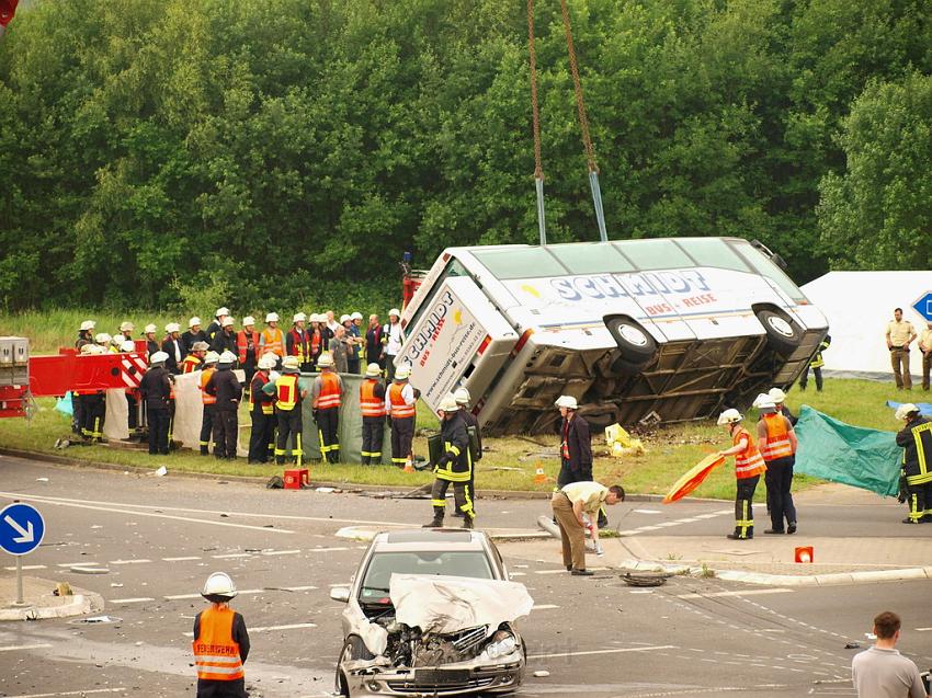 Schwerer Unfall mit Reisebus Lohmar Donrather Dreieck P467.JPG